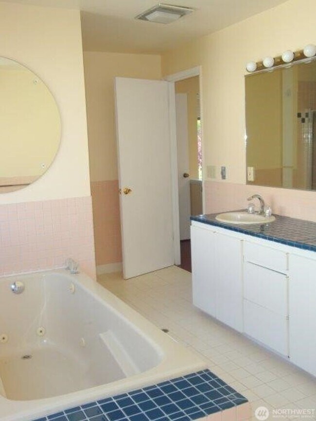 Building Photo - 5Bd/2.75Ba Seattle Home