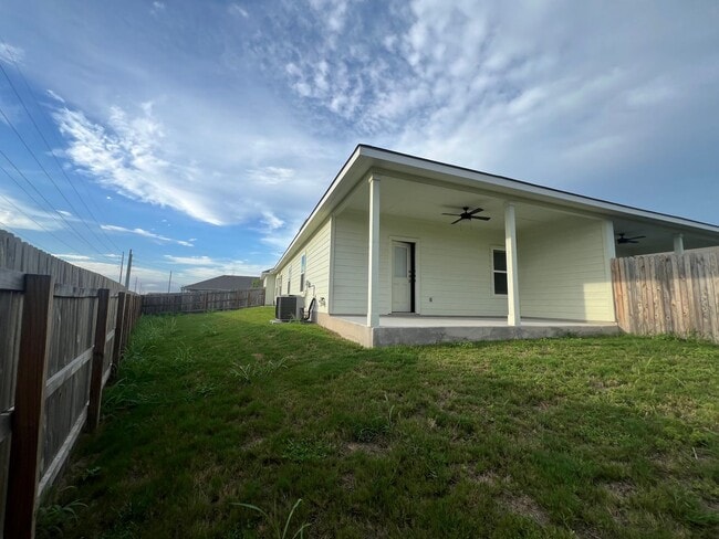 Building Photo - Luxury 3/2 Duplex in Seguin, Texas