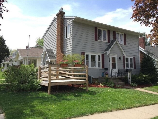 Building Photo - NE Side 2 Story, Huge Bedrooms, 2 bath, un...