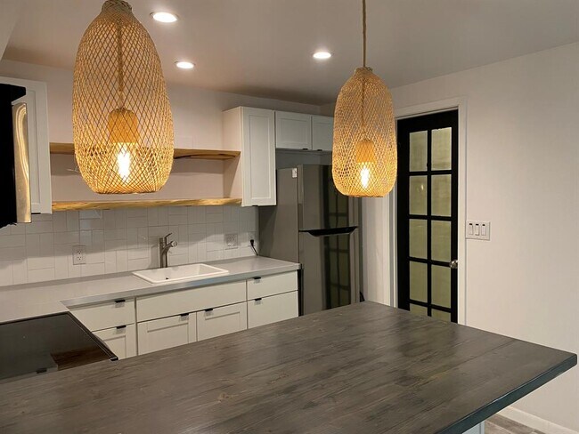 Building Photo - 5802 Circulo Dr
