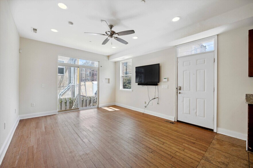 Building Photo - 2001 N Cleveland St