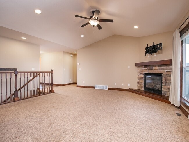 Building Photo - 1745 Golf Dr