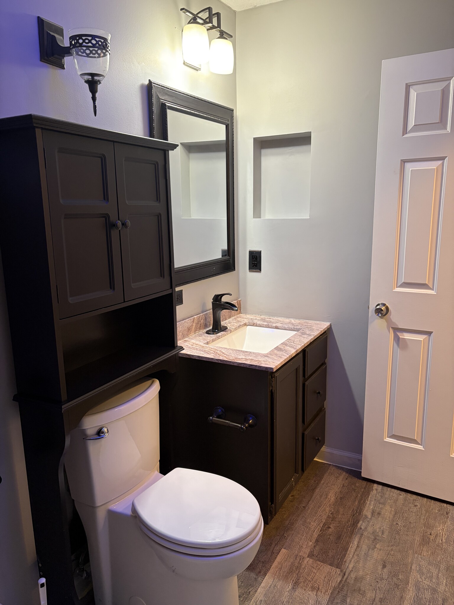 Guest bathroom - 1304 Cedarwood Dr