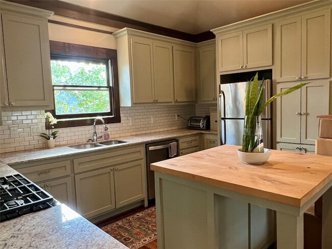 Building Photo - 1021 Louise St