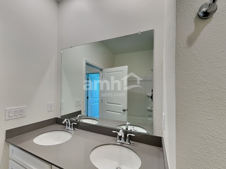 Building Photo - 14621 Cedar ml dr