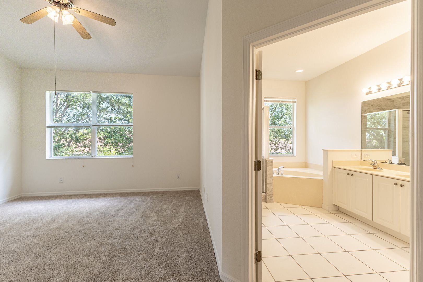 Building Photo - Spacious 3/2  in gated community off Colonial Blvd