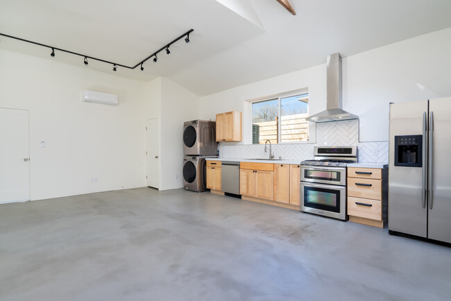 Bright and airy/ with tall ceilings - 2200 W Alameda St