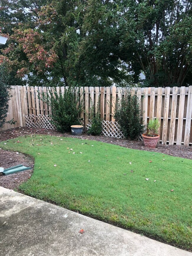 Building Photo - Greenville, 3BD/2.5 plus bonus, 1839SF