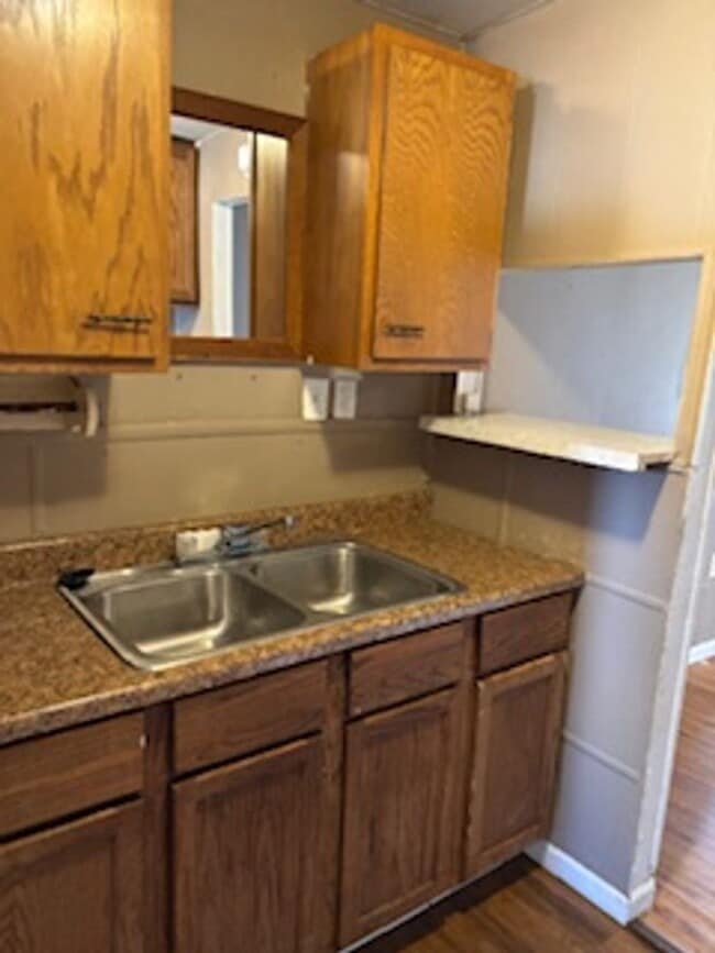 Building Photo - 3 bedroom, 1 bathroom Triplex: Martinsville