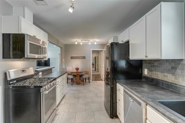 Building Photo - 847 Peavy Rd