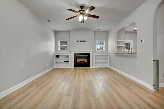 Building Photo - 211 Thalia Rd