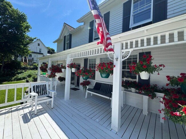 Building Photo - 3 Bedroom, 1.5 Bath, Furnished Home in Houghton