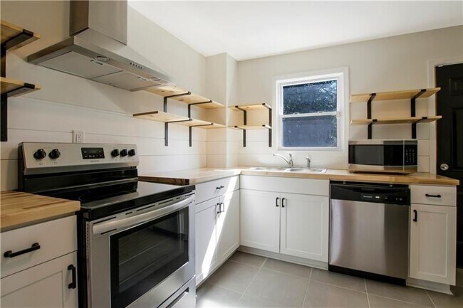 Building Photo - 551 Valley Hill Rd SE