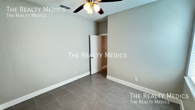 Building Photo - 13 Zinnia Ln