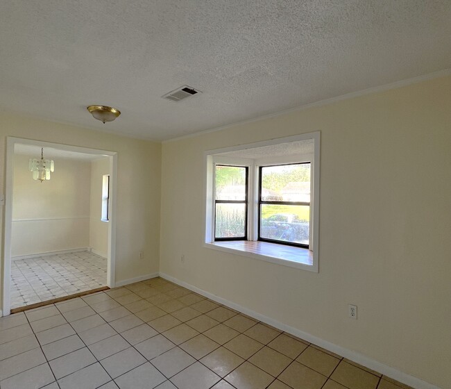 Building Photo - 1043 Westwood Dr