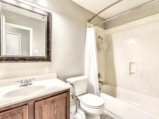 Building Photo - Comfortable 3BR / 2BA Home with Fireplace, Natural Light & Private Backyard