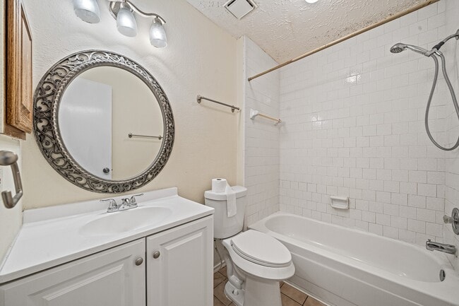 Building Photo - 18123 Lake Bend Dr