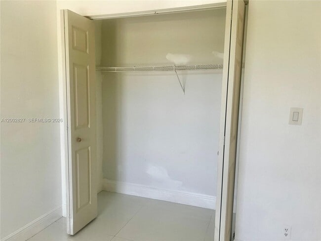 Building Photo - 405 S Pine Island Rd