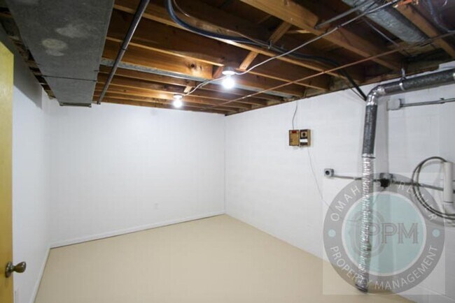 Building Photo - Discover this well-maintained 3-bedroom, 2-bath home in Omaha, NE