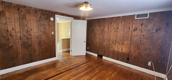 Building Photo - Welcome to this charming 3-bedroom, 2-bath...