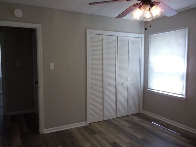 Building Photo - Spacious 2 Bedroom 1 Bath Duplex Minutes t...