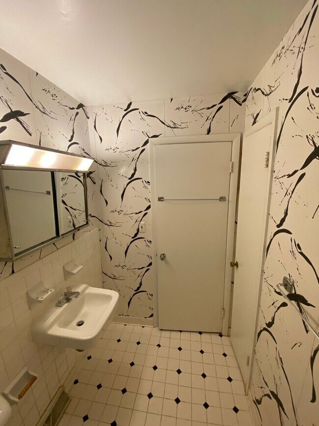 Building Photo - One Bedroom Apartment at Arlington Court