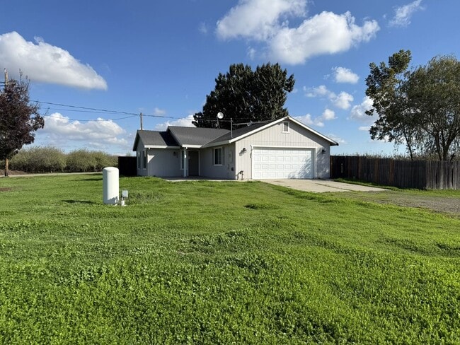 Primary Photo - Spacious 2/1 in the country AVAILABLE NOW!!!