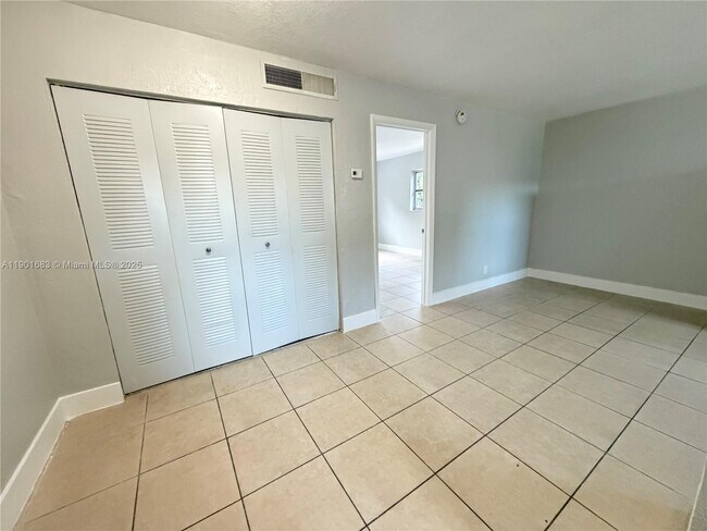 Building Photo - 2129 Davie Blvd