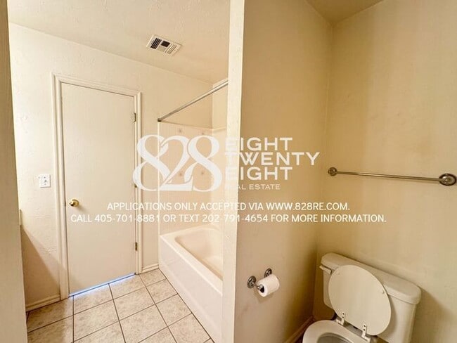 Building Photo - ADORABLE East Norman 3 Bed/2 Bath Duplex Available NOW in Eastridge!