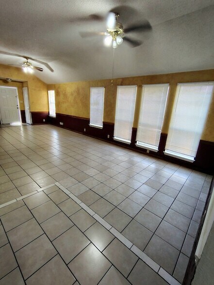 Building Photo - 218 King Ln