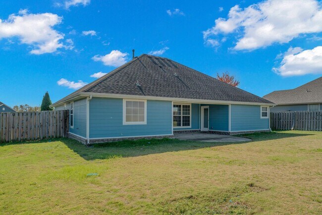 Building Photo - Beautiful 3-Bedroom Home with Open Layout & Fenced Backyard!