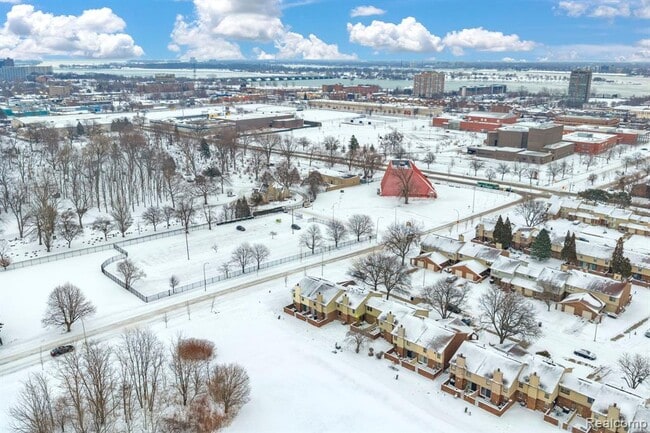 Building Photo - 3170 Woods Cir Dr