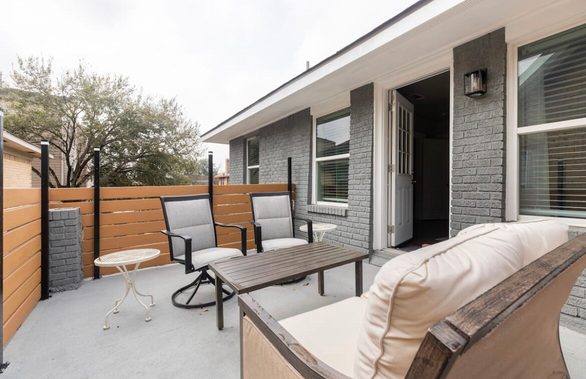 Private balcony - 2108 Berry St