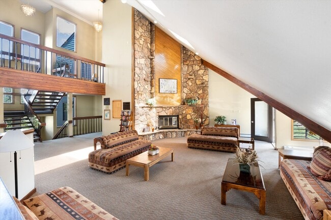 Building Photo - Price Reduced– Winter Seasonal Lease, Available Now through the end of May. Furnished with Utilit...