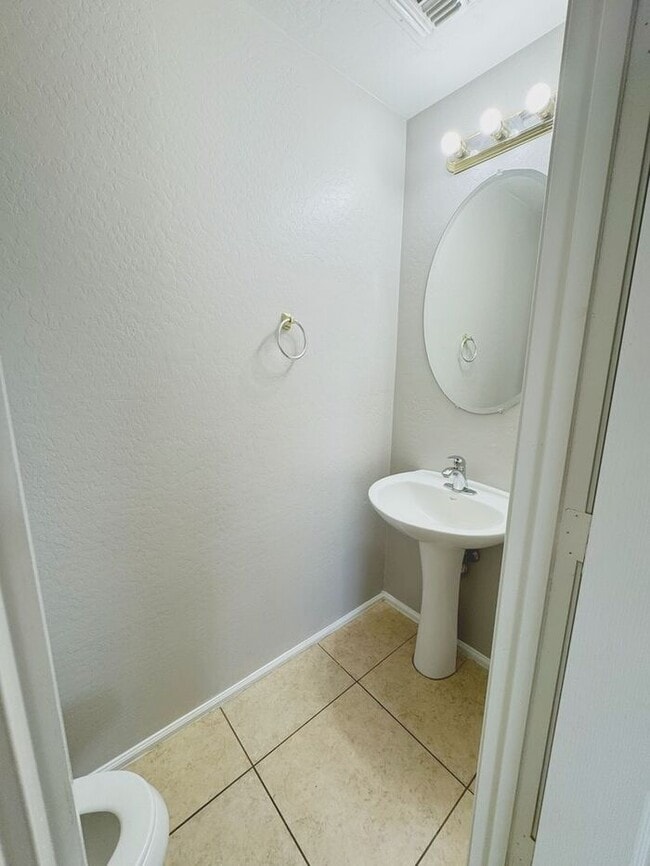 Building Photo - 4BR / 2.5BA Home with Expansive Lot – 2-Car Garage, Community Pools & Golf