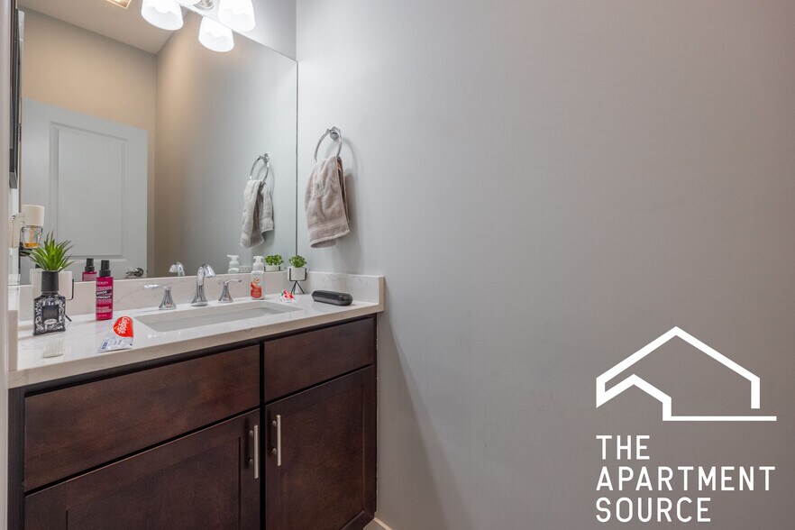 Building Photo - 520 N Western Ave