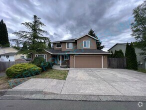 Building Photo - Charming 4-Bed Oasis with 2.5 Baths in Gre...