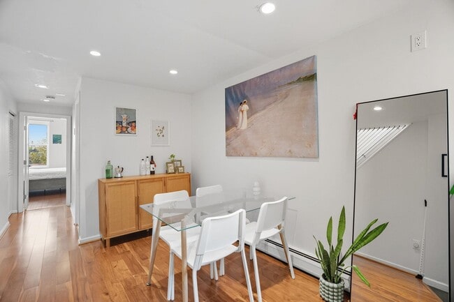 Building Photo - 278 Monmouth St