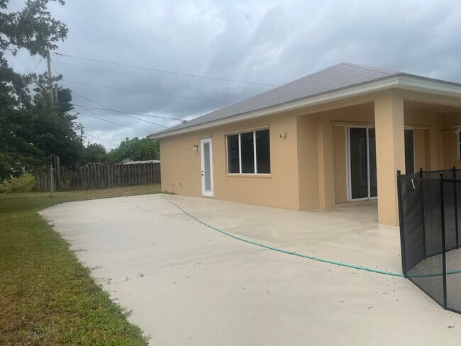 Building Photo - 2643 SW Harem Cir