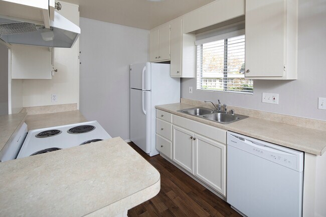 Building Photo - OPEN HOUSE: 6/27 10AM-12PM~ 2 BR Bright Apartment with Parking and AC!