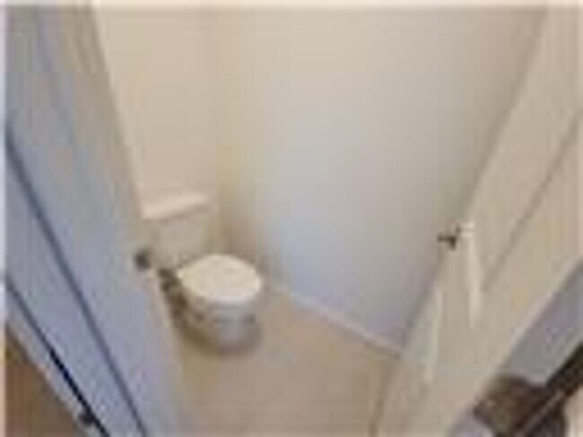 Building Photo - Beautiful 4 bedroom House