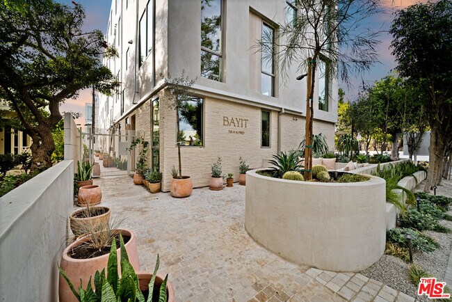 Building Photo - 755 N Alfred St