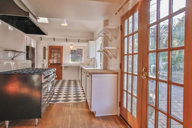 Building Photo - Gorgeous Vintage Home in Downtown Langley with Detached Guest Studio!!