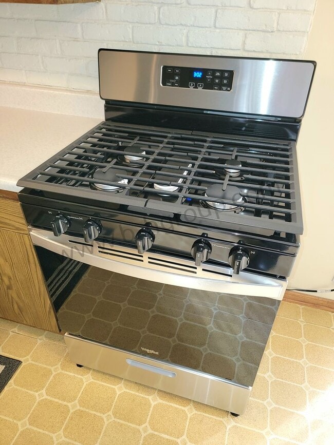 Building Photo - Great Location!