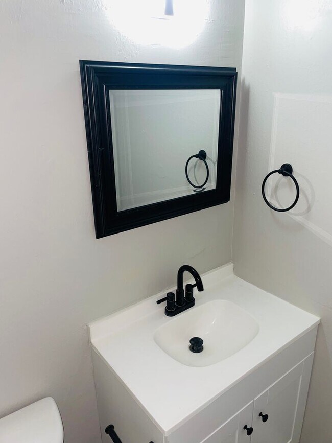 Building Photo - Duplex near Lake Jackson