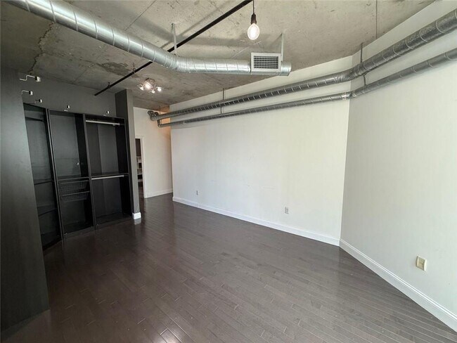 Building Photo - 115 W Peachtree Pl NW