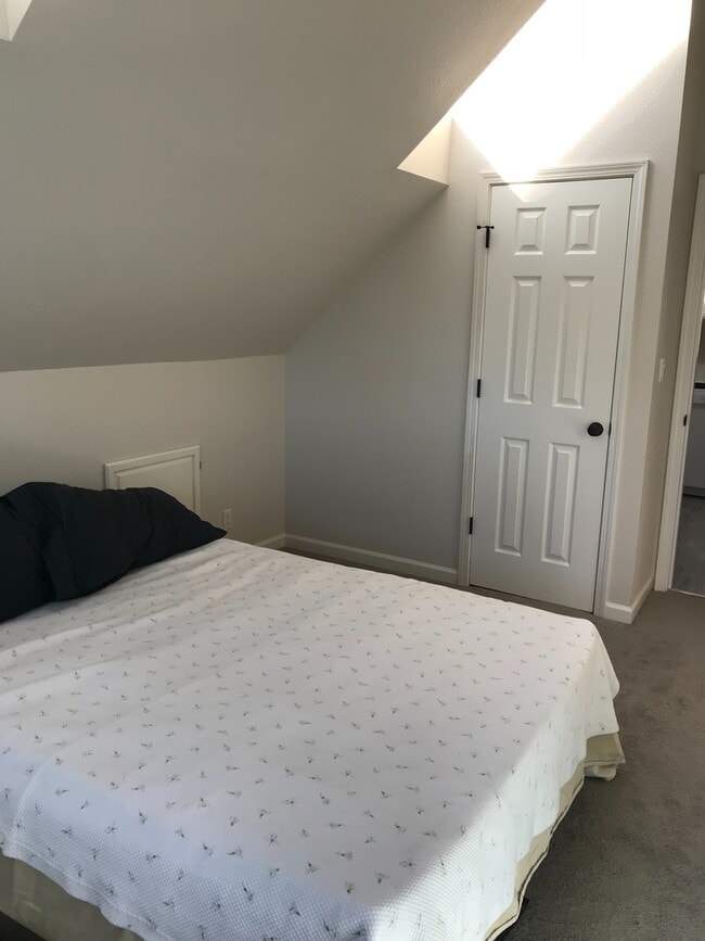 Building Photo - Upper unit in SW Bend Close to Old Mill an...