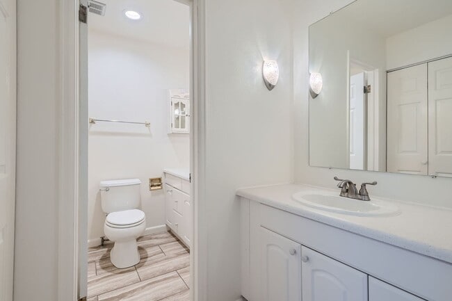 Building Photo - 4452 W Pondview Dr