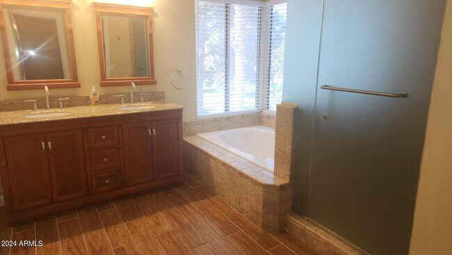 Building Photo - 1683 W Carla Vista Dr