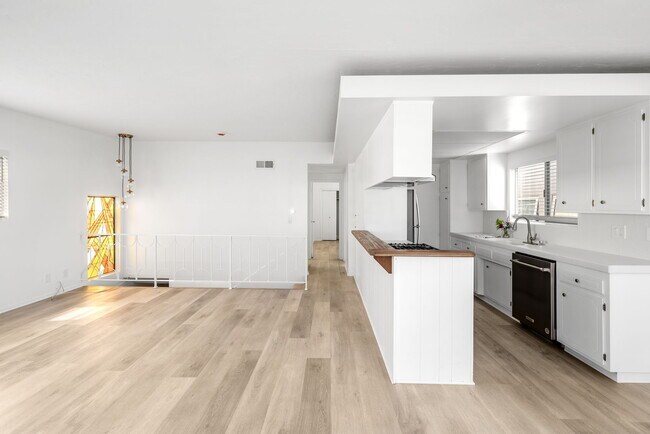 Building Photo - 464 28th St